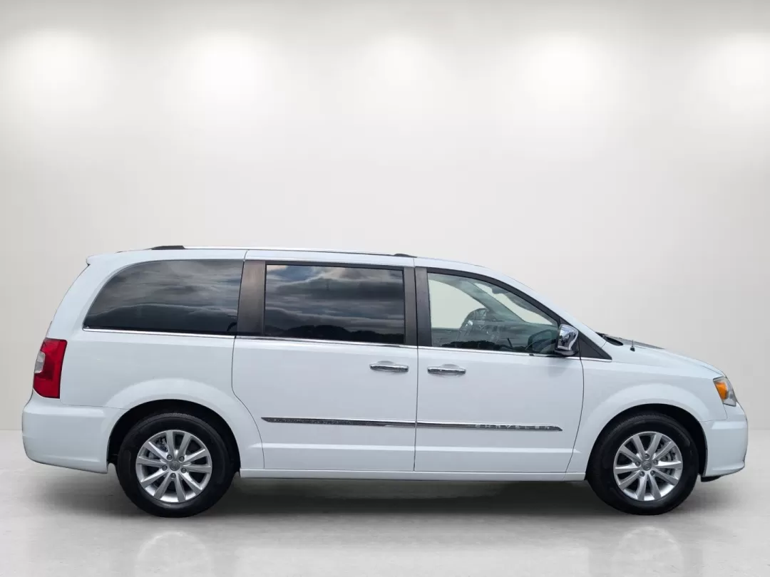 2016 /Black/Light Graystone Chrysler Town and Country Limited Platinum (2C4RC1GG9GR) with an Other engine, located at 1430 Gateway Drive, Opelika, AL, 36801, (334) 239-0944, 32.637871, -85.409790 - **Discover the Ultimate Family Adventure with the 2016 Chrysler Town and Country at Gils Auto!**<br /> <br /> Are you on the lookout for a versatile vehicle that effortlessly combines comfort, technology, and space for your family's adventures? Look no further than this stunning 2016 Chrysler Town - Photo#3