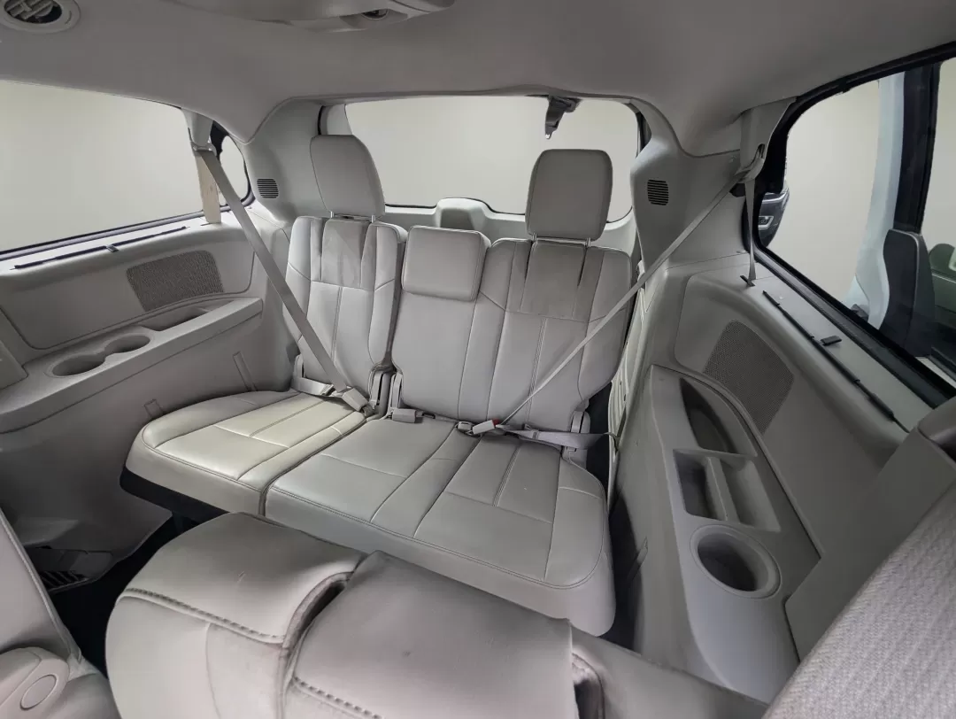 2016 /Black/Light Graystone Chrysler Town and Country Limited Platinum (2C4RC1GG9GR) with an Other engine, located at 1430 Gateway Drive, Opelika, AL, 36801, (334) 239-0944, 32.637871, -85.409790 - **Discover the Ultimate Family Adventure with the 2016 Chrysler Town and Country at Gils Auto!**<br /> <br /> Are you on the lookout for a versatile vehicle that effortlessly combines comfort, technology, and space for your family's adventures? Look no further than this stunning 2016 Chrysler Town - Photo#11
