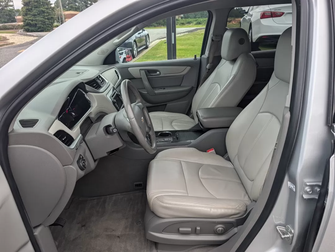 2017 /Dark Titanium/Light Titanium Chevrolet Traverse LT (1GNKRHKD0HJ) with an Other engine, located at 3959 U.S. 80 W, Phenix City, AL, 36870, (334) 297-4885, 32.469296, -85.135185 - **Discover Your Next Adventure with the 2017 Chevrolet Traverse LT at Gils Auto!**<br /> <br /> Are you in search of a reliable SUV that can cater to your family's needs, embark on weekend getaways, or simply provide a comfortable ride for your daily commute? Look no further! The 2017 Chevrolet Trav - Photo#9