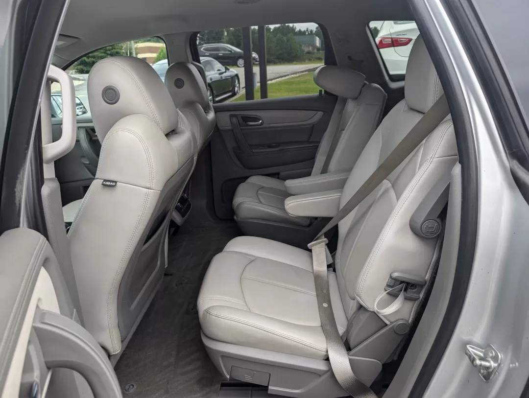 2017 /Dark Titanium/Light Titanium Chevrolet Traverse LT (1GNKRHKD0HJ) with an Other engine, located at 3959 U.S. 80 W, Phenix City, AL, 36870, (334) 297-4885, 32.469296, -85.135185 - **Discover Your Next Adventure with the 2017 Chevrolet Traverse LT at Gils Auto!**<br /> <br /> Are you in search of a reliable SUV that can cater to your family's needs, embark on weekend getaways, or simply provide a comfortable ride for your daily commute? Look no further! The 2017 Chevrolet Trav - Photo#10