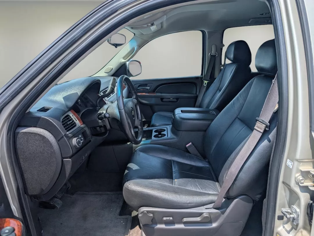 2013 /Ebony Chevrolet Suburban LS (1GNSCHE00DR) with an Other engine, located at 3959 U.S. 80 W, Phenix City, AL, 36870, (334) 297-4885, 32.469296, -85.135185 - ### Experience Adventure with the 2013 Chevrolet Suburban at Gils Auto Phenix City<br /> <br /> Are you ready to elevate your family adventures or daily commutes? The 2013 Chevrolet Suburban is your ticket to a life filled with excitement, comfort, and unparalleled capability. Whether you're transp - Photo#9