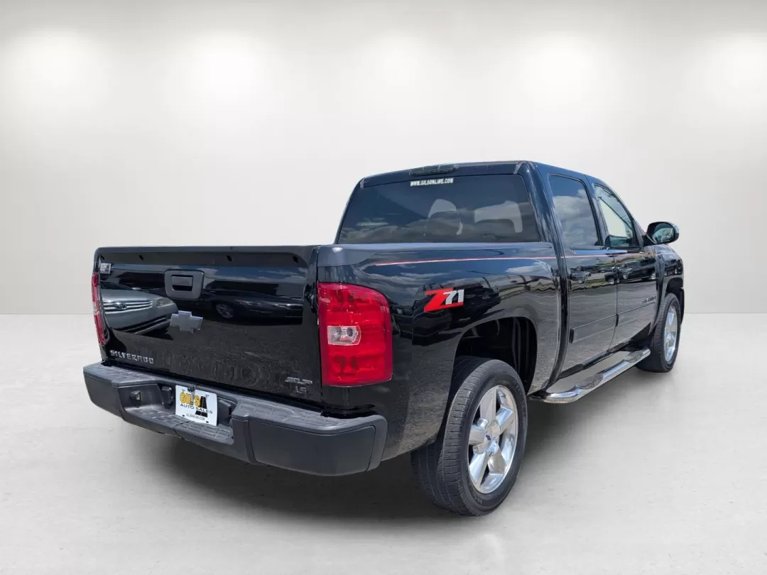 2007 /Dark Titanium Chevrolet Silverado 1500 LS (3GCEC13C07G) with an Other engine, located at 3959 U.S. 80 W, Phenix City, AL, 36870, (334) 297-4885, 32.469296, -85.135185 - **Drive Your Lifestyle with the 2007 Chevrolet Silverado 1500 Crew Cab!**<br /> <br /> If you're seeking the perfect blend of performance and practicality, look no further than this 2007 Chevrolet Silverado 1500 Crew Cab, available now at Gils Auto in Phenix City, AL. Designed for both hard work and - Photo#4