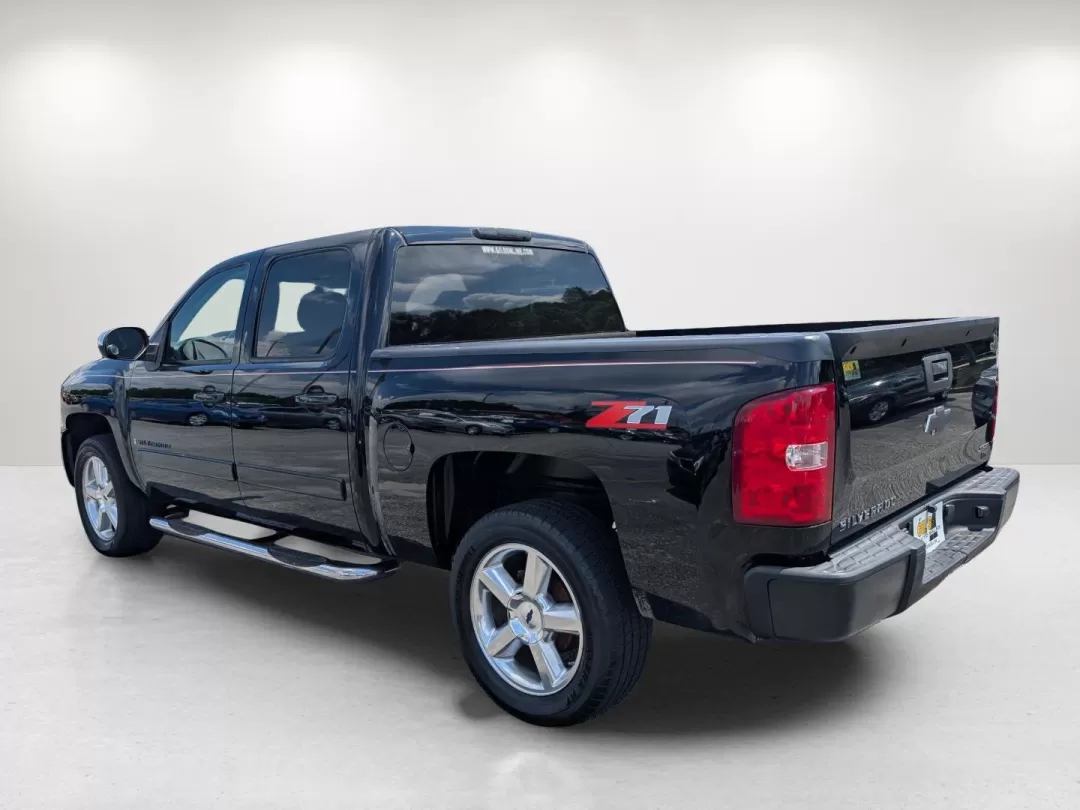 2007 /Dark Titanium Chevrolet Silverado 1500 LS (3GCEC13C07G) with an Other engine, located at 3959 U.S. 80 W, Phenix City, AL, 36870, (334) 297-4885, 32.469296, -85.135185 - **Drive Your Lifestyle with the 2007 Chevrolet Silverado 1500 Crew Cab!**<br /> <br /> If you're seeking the perfect blend of performance and practicality, look no further than this 2007 Chevrolet Silverado 1500 Crew Cab, available now at Gils Auto in Phenix City, AL. Designed for both hard work and - Photo#6