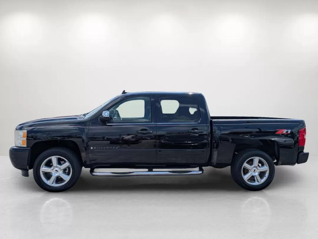 2007 /Dark Titanium Chevrolet Silverado 1500 LS (3GCEC13C07G) with an Other engine, located at 3959 U.S. 80 W, Phenix City, AL, 36870, (334) 297-4885, 32.469296, -85.135185 - **Drive Your Lifestyle with the 2007 Chevrolet Silverado 1500 Crew Cab!**<br /> <br /> If you're seeking the perfect blend of performance and practicality, look no further than this 2007 Chevrolet Silverado 1500 Crew Cab, available now at Gils Auto in Phenix City, AL. Designed for both hard work and - Photo#7