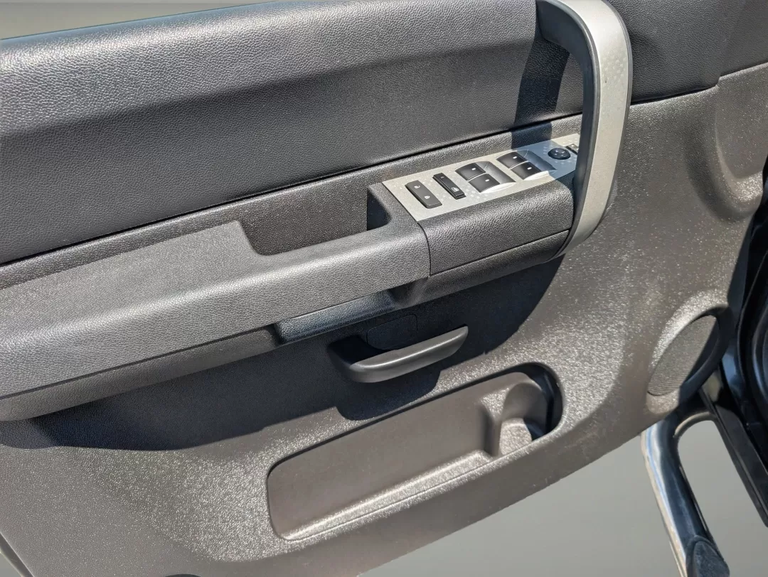 2007 /Dark Titanium Chevrolet Silverado 1500 LS (3GCEC13C07G) with an Other engine, located at 3959 U.S. 80 W, Phenix City, AL, 36870, (334) 297-4885, 32.469296, -85.135185 - **Drive Your Lifestyle with the 2007 Chevrolet Silverado 1500 Crew Cab!**<br /> <br /> If you're seeking the perfect blend of performance and practicality, look no further than this 2007 Chevrolet Silverado 1500 Crew Cab, available now at Gils Auto in Phenix City, AL. Designed for both hard work and - Photo#8
