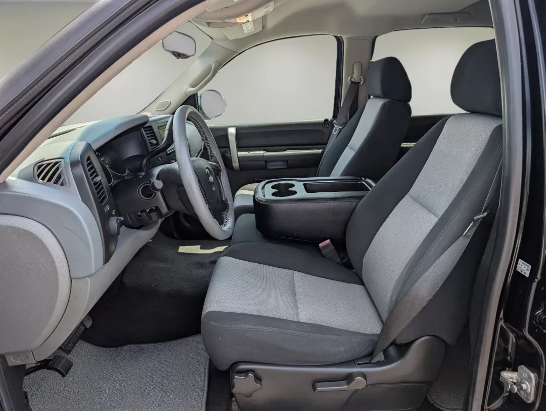 2007 /Dark Titanium Chevrolet Silverado 1500 LS (3GCEC13C07G) with an Other engine, located at 3959 U.S. 80 W, Phenix City, AL, 36870, (334) 297-4885, 32.469296, -85.135185 - **Drive Your Lifestyle with the 2007 Chevrolet Silverado 1500 Crew Cab!**<br /> <br /> If you're seeking the perfect blend of performance and practicality, look no further than this 2007 Chevrolet Silverado 1500 Crew Cab, available now at Gils Auto in Phenix City, AL. Designed for both hard work and - Photo#10