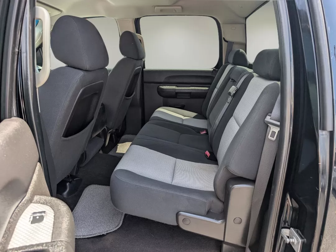 2007 /Dark Titanium Chevrolet Silverado 1500 LS (3GCEC13C07G) with an Other engine, located at 3959 U.S. 80 W, Phenix City, AL, 36870, (334) 297-4885, 32.469296, -85.135185 - **Drive Your Lifestyle with the 2007 Chevrolet Silverado 1500 Crew Cab!**<br /> <br /> If you're seeking the perfect blend of performance and practicality, look no further than this 2007 Chevrolet Silverado 1500 Crew Cab, available now at Gils Auto in Phenix City, AL. Designed for both hard work and - Photo#11