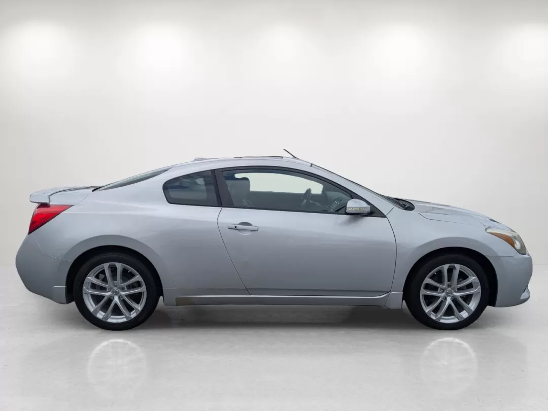 2012 /Red Nissan Altima 3.5 SR (1N4BL2EP0CC) with an Other engine, located at 3959 U.S. 80 W, Phenix City, AL, 36870, (334) 297-4885, 32.469296, -85.135185 - **Unleash Your Everyday Adventure with the 2012 Nissan Altima 3.5 SR at Gils Auto in Phenix City!**<br /> <br /> Are you on the lookout for a stylish yet practical vehicle that complements your dynamic lifestyle? Look no further than the 2012 Nissan Altima 3.5 SR, now available at Gils Auto, your go - Photo#4