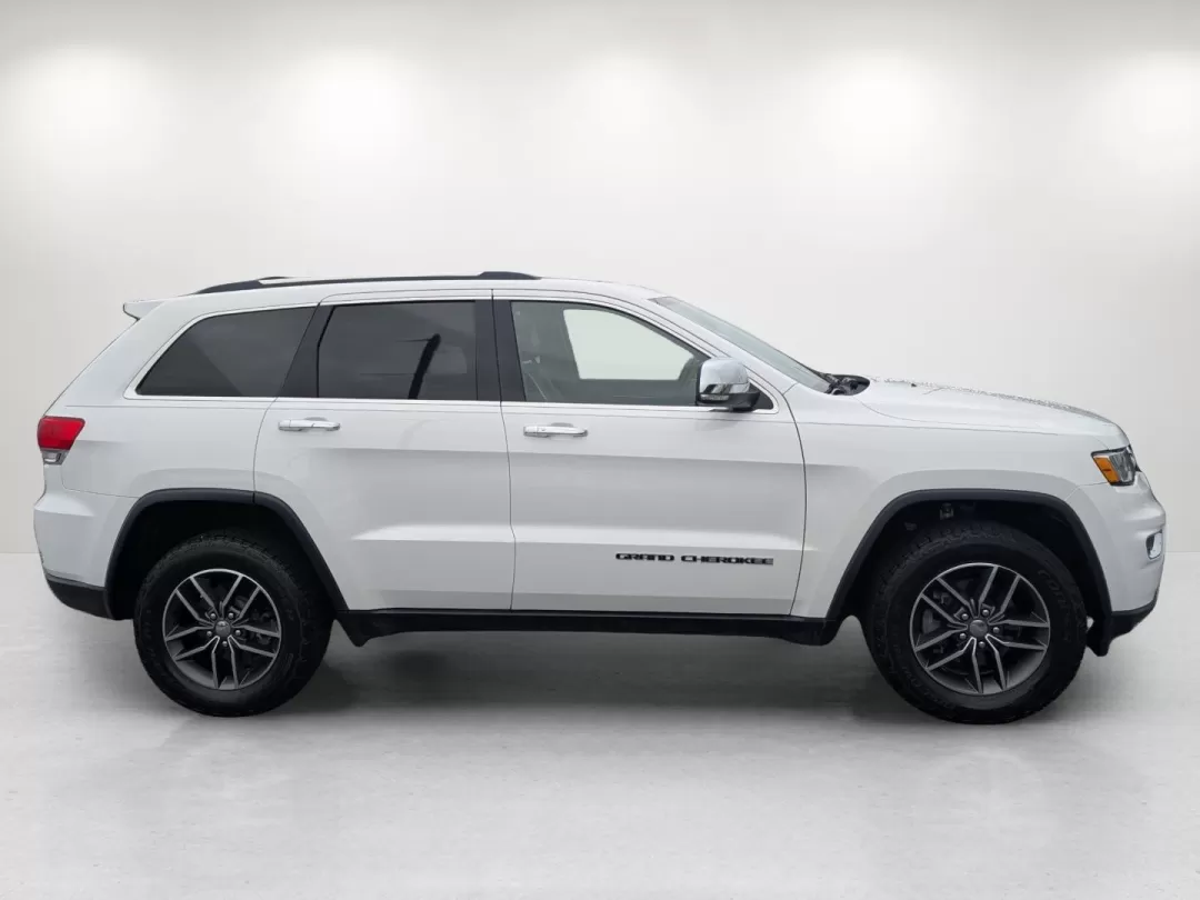 2018 /Black Jeep Grand Cherokee Limited (1C4RJFBG7JC) with an Other engine, located at 3959 U.S. 80 W, Phenix City, AL, 36870, (334) 297-4885, 32.469296, -85.135185 - **Unleash Your Adventurous Spirit with the 2018 Jeep Grand Cherokee Limited at Gils Auto in Phenix City, AL**<br /> <br /> Are you ready to elevate your driving experience? Whether you're navigating the streets of Phenix City or embarking on a weekend adventure into the great outdoors, the 2018 Jeep - Photo#3