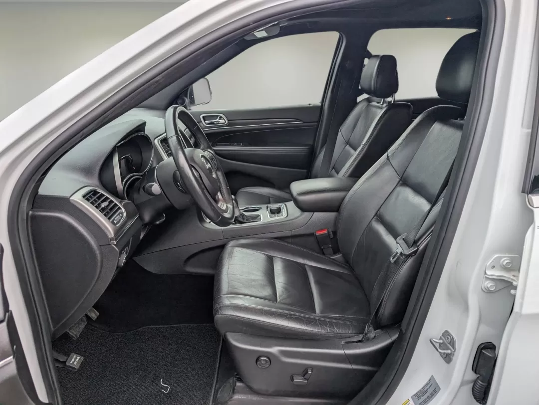 2018 /Black Jeep Grand Cherokee Limited (1C4RJFBG7JC) with an Other engine, located at 3959 U.S. 80 W, Phenix City, AL, 36870, (334) 297-4885, 32.469296, -85.135185 - **Unleash Your Adventurous Spirit with the 2018 Jeep Grand Cherokee Limited at Gils Auto in Phenix City, AL**<br /> <br /> Are you ready to elevate your driving experience? Whether you're navigating the streets of Phenix City or embarking on a weekend adventure into the great outdoors, the 2018 Jeep - Photo#9