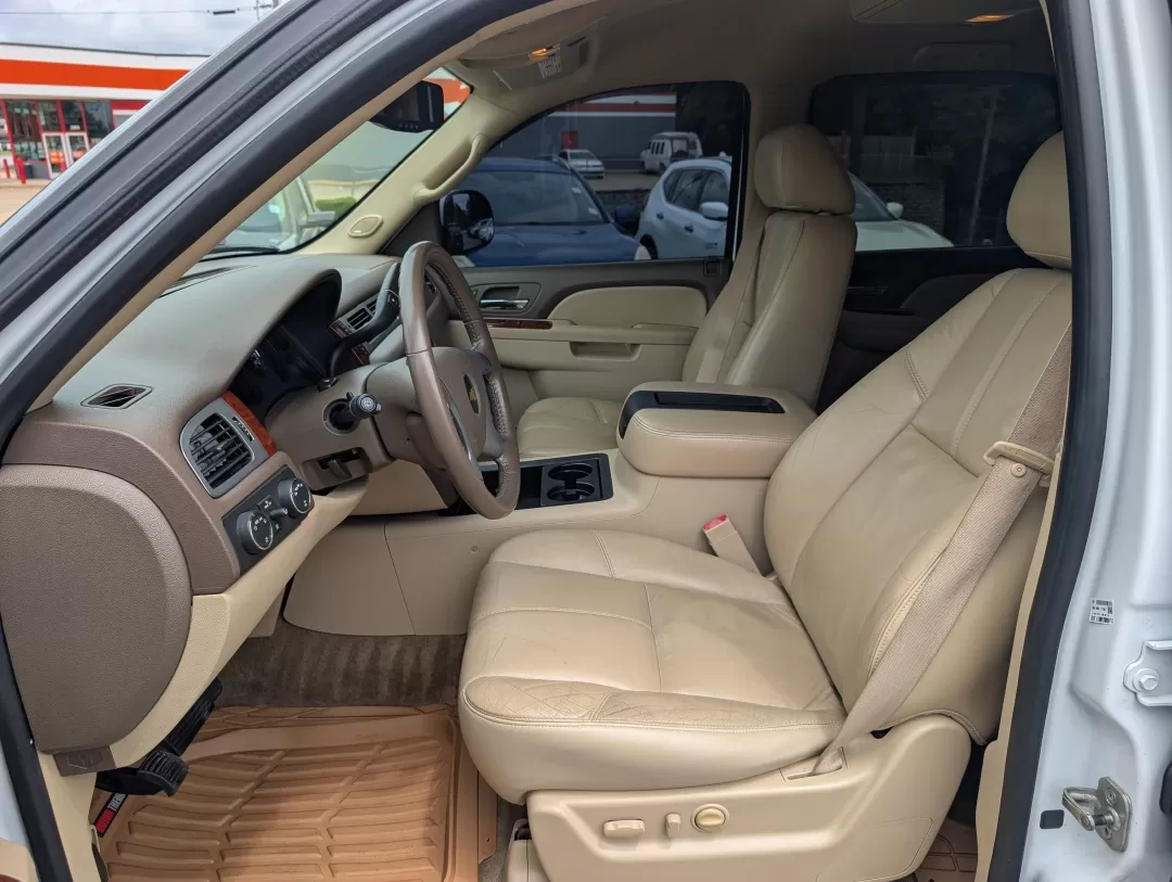 2011 /Light Cashmere/Dark Cashmere Chevrolet Tahoe LT (1GNSKBE04BR) with an Other engine, located at 3959 U.S. 80 W, Phenix City, AL, 36870, (334) 297-4885, 32.469296, -85.135185 - **Adventure Awaits: 2011 Chevrolet Tahoe LT Available Now!** <br /> <br /> Are you ready to elevate your family adventures or weekend getaways? Look no further than this stunning 2011 Chevrolet Tahoe LT, a perfect companion for growing families, city commuters, or outdoor enthusiasts. With its spac - Photo#9