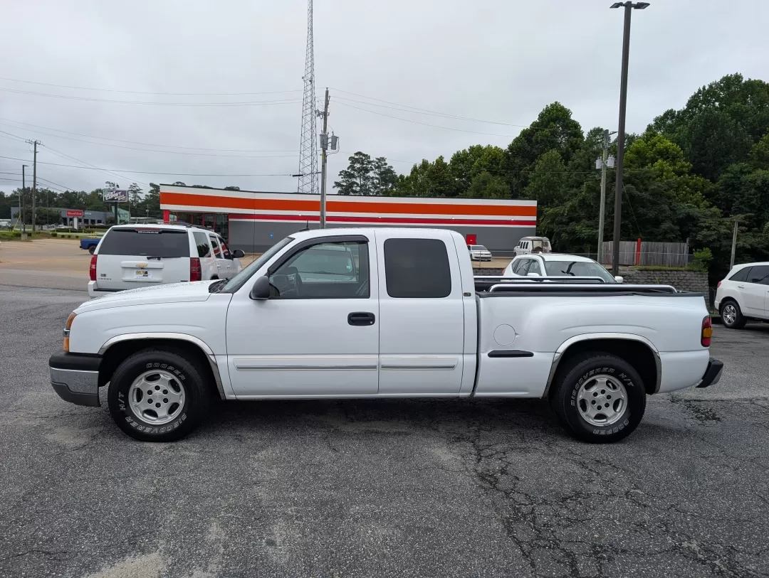 2004 /Dark Charcoal Chevrolet Silverado 1500 LT (1GCEC19T44Z) with an Other engine, located at 3959 U.S. 80 W, Phenix City, AL, 36870, (334) 297-4885, 32.469296, -85.135185 - **Experience Adventure and Reliability with the 2004 Chevrolet Silverado 1500 LT at Gils Auto!**<br /> <br /> Are you ready to elevate your driving experience? Whether you're tackling daily commutes, embarking on weekend adventures, or hauling gear for your growing family, the 2004 Chevrolet Silvera - Photo#7