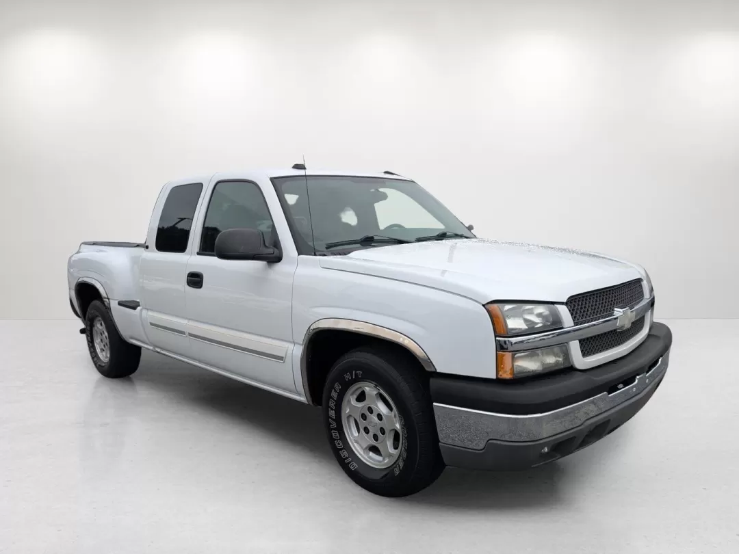 2004 /Dark Charcoal Chevrolet Silverado 1500 LT (1GCEC19T44Z) with an Other engine, located at 7000 Northlake Connector, Columbus, GA, 31904, (706) 987-8085, 32.524975, -84.978134 - **Experience Adventure and Reliability with the 2004 Chevrolet Silverado 1500 LT at Gils Auto!**<br /> <br /> Are you ready to elevate your driving experience? Whether you're tackling daily commutes, embarking on weekend adventures, or hauling gear for your growing family, the 2004 Chevrolet Silvera - Photo#2