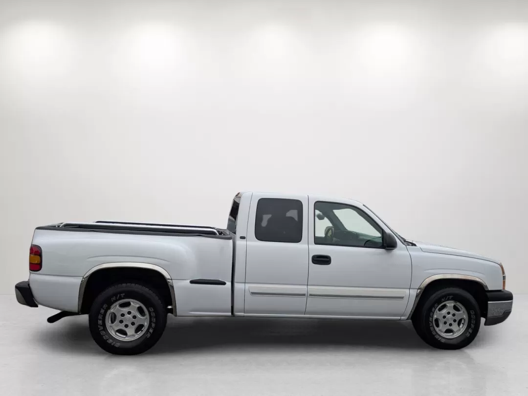 2004 /Dark Charcoal Chevrolet Silverado 1500 LT (1GCEC19T44Z) with an Other engine, located at 7000 Northlake Connector, Columbus, GA, 31904, (706) 987-8085, 32.524975, -84.978134 - **Experience Adventure and Reliability with the 2004 Chevrolet Silverado 1500 LT at Gils Auto!**<br /> <br /> Are you ready to elevate your driving experience? Whether you're tackling daily commutes, embarking on weekend adventures, or hauling gear for your growing family, the 2004 Chevrolet Silvera - Photo#3
