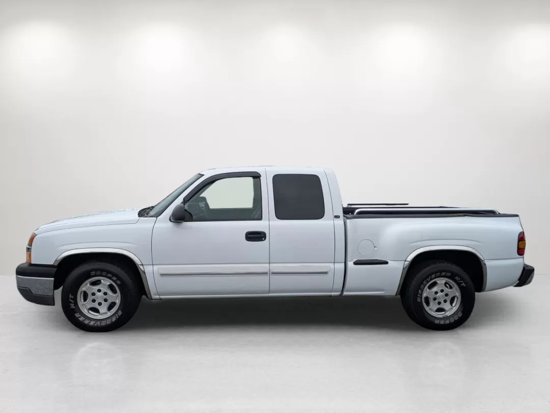 2004 /Dark Charcoal Chevrolet Silverado 1500 LT (1GCEC19T44Z) with an Other engine, located at 7000 Northlake Connector, Columbus, GA, 31904, (706) 987-8085, 32.524975, -84.978134 - **Experience Adventure and Reliability with the 2004 Chevrolet Silverado 1500 LT at Gils Auto!**<br /> <br /> Are you ready to elevate your driving experience? Whether you're tackling daily commutes, embarking on weekend adventures, or hauling gear for your growing family, the 2004 Chevrolet Silvera - Photo#7