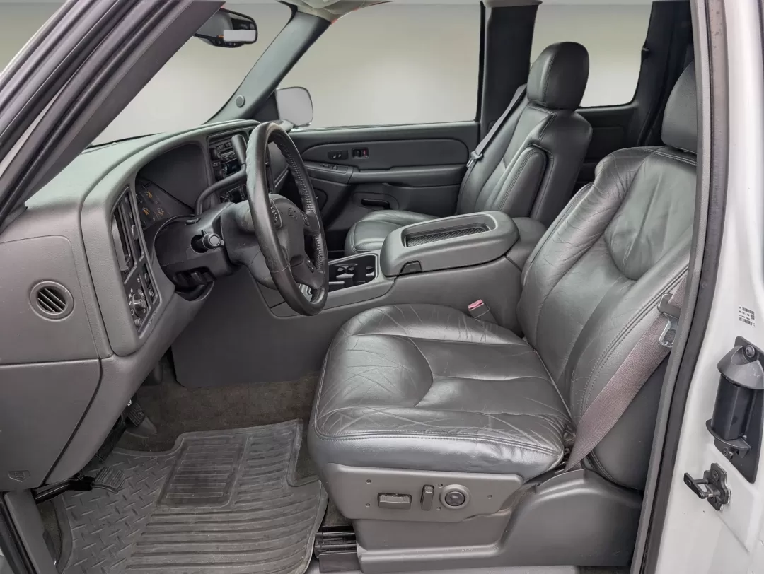 2004 /Dark Charcoal Chevrolet Silverado 1500 LT (1GCEC19T44Z) with an Other engine, located at 7000 Northlake Connector, Columbus, GA, 31904, (706) 987-8085, 32.524975, -84.978134 - **Experience Adventure and Reliability with the 2004 Chevrolet Silverado 1500 LT at Gils Auto!**<br /> <br /> Are you ready to elevate your driving experience? Whether you're tackling daily commutes, embarking on weekend adventures, or hauling gear for your growing family, the 2004 Chevrolet Silvera - Photo#9