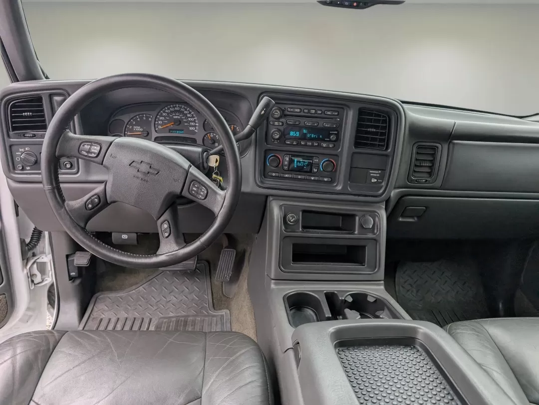 2004 /Dark Charcoal Chevrolet Silverado 1500 LT (1GCEC19T44Z) with an Other engine, located at 7000 Northlake Connector, Columbus, GA, 31904, (706) 987-8085, 32.524975, -84.978134 - **Experience Adventure and Reliability with the 2004 Chevrolet Silverado 1500 LT at Gils Auto!**<br /> <br /> Are you ready to elevate your driving experience? Whether you're tackling daily commutes, embarking on weekend adventures, or hauling gear for your growing family, the 2004 Chevrolet Silvera - Photo#11