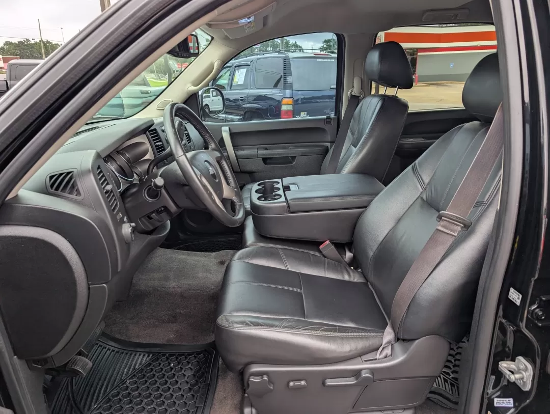 2013 /Ebony Chevrolet Silverado 1500 LT (3GCPKSE71DG) with an Other engine, located at 3959 U.S. 80 W, Phenix City, AL, 36870, (334) 297-4885, 32.469296, -85.135185 - **Unleash Your Adventurous Spirit with the 2013 Chevrolet Silverado 1500 LT Perfect for Weekend Getaways and Family Road Trips!**<br /> <br /> Are you in search of a reliable and versatile vehicle that can handle everything from family road trips to weekend adventures? Look no further than the exce - Photo#9