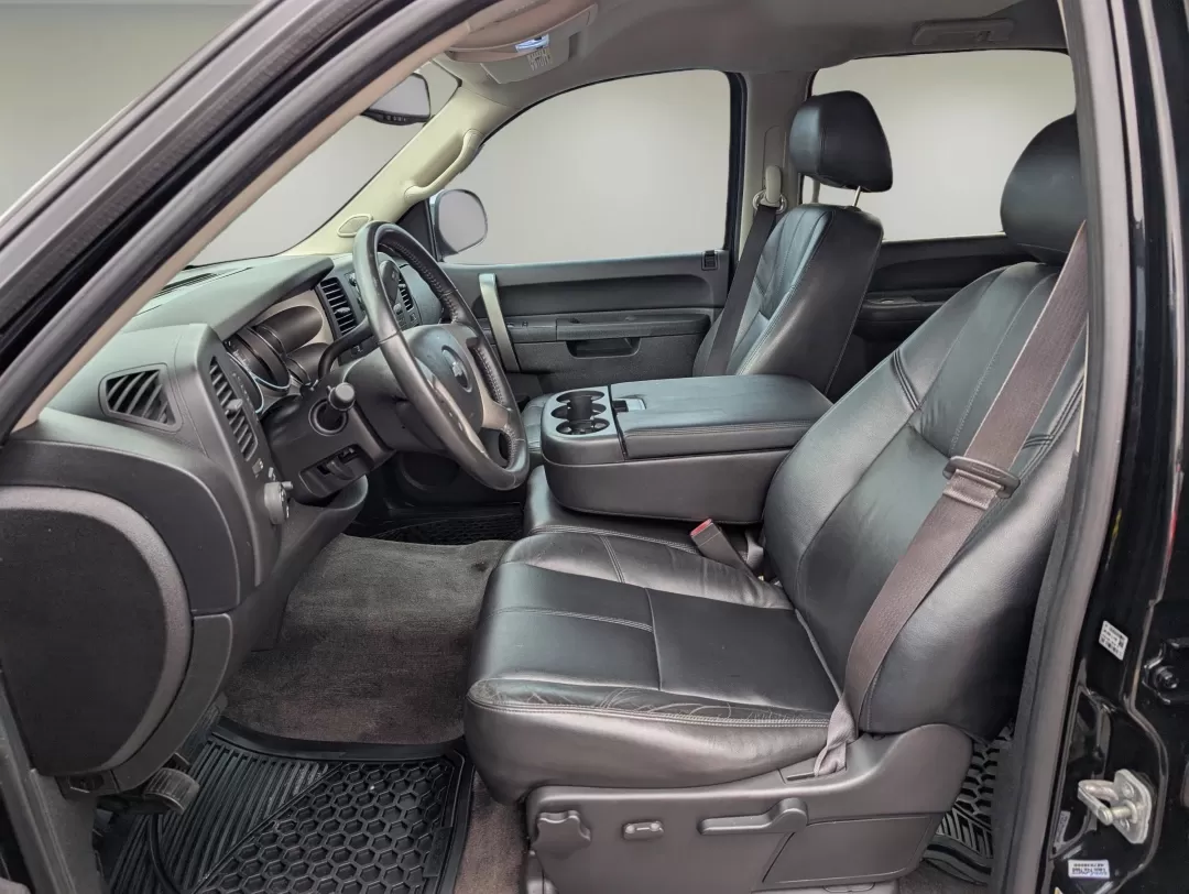 2013 /Ebony Chevrolet Silverado 1500 LT (3GCPKSE71DG) with an Other engine, located at 3959 U.S. 80 W, Phenix City, AL, 36870, (334) 297-4885, 32.469296, -85.135185 - **Unleash Your Adventurous Spirit with the 2013 Chevrolet Silverado 1500 LT Perfect for Weekend Getaways and Family Road Trips!**<br /> <br /> Are you in search of a reliable and versatile vehicle that can handle everything from family road trips to weekend adventures? Look no further than the exce - Photo#10