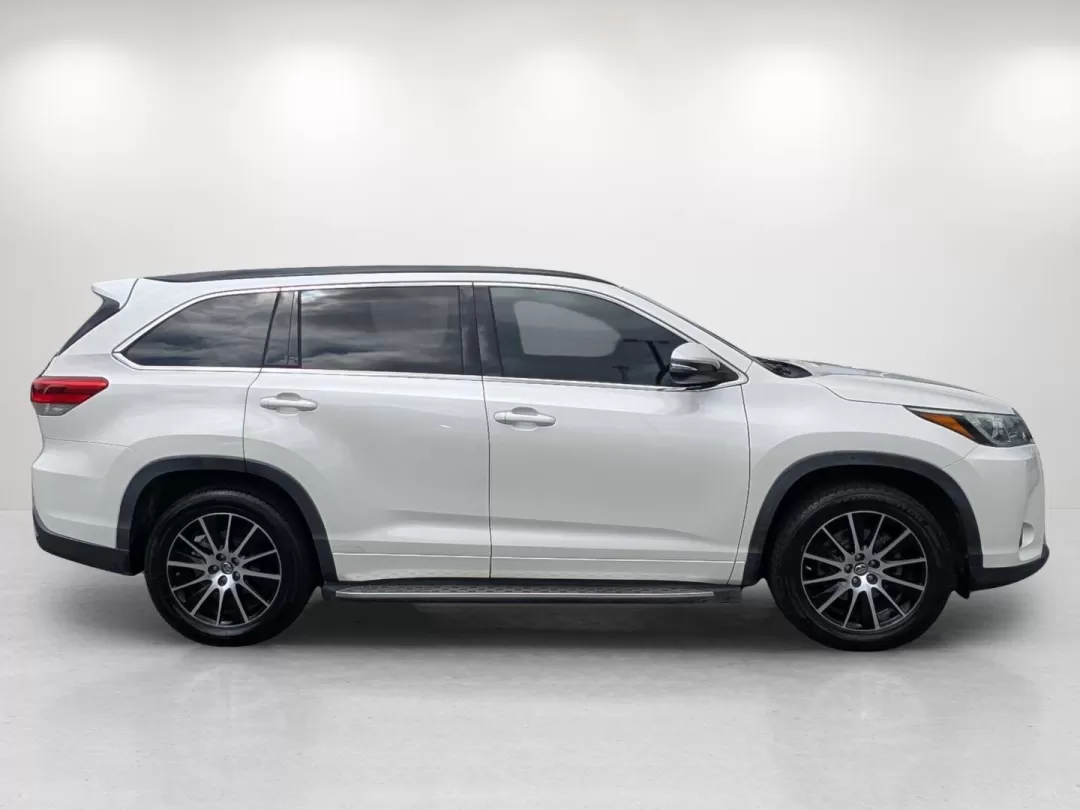 2018 Toyota Highlander (5TDKZRFH0JS) with an Other engine, located at 7000 Northlake Connector, Columbus, GA, 31904, (706) 987-8085, 32.524975, -84.978134 - 2018 Toyota Highlander - Photo#3