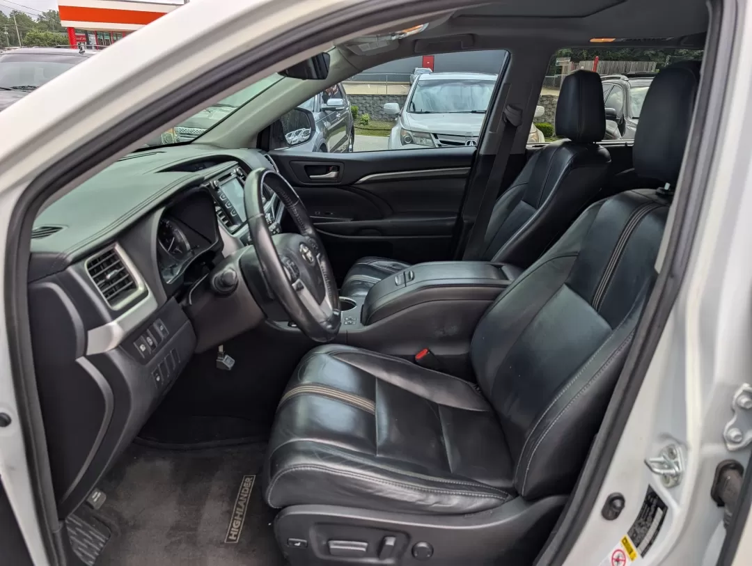 2018 Toyota Highlander (5TDKZRFH0JS) with an Other engine, located at 3959 U.S. 80 W, Phenix City, AL, 36870, (334) 297-4885, 32.469296, -85.135185 - **Experience Unmatched Versatility with the 2018 Toyota Highlander at Gils Auto - Your Buy Here Pay Here Dealership in Phenix City, AL!**<br /> <br /> Are you ready to elevate your family adventures, daily commutes, or weekend getaways? Meet the 2018 Toyota Highlander, the perfect blend of comfort, - Photo#9
