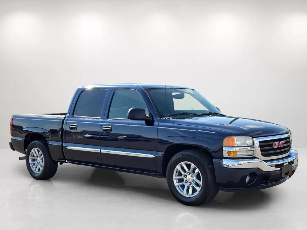 2005 /Dark Pewter GMC Sierra 1500 SLE (2GTEC13T451) with an Other engine, located at 521 Old Farm Lane Rd, Prattville, AL, 36066, (334) 325-1505, 32.482460, -86.416367 - Experience the freedom of the open road with this stunning 2005 GMC Sierra 1500 SLE, perfect for families, adventurers, and daily commuters alike. Whether you're heading to the nearby Alabama State Capitol for a day out or navigating the bustling streets of Prattville, this robust crew cab pickup is - Photo#4