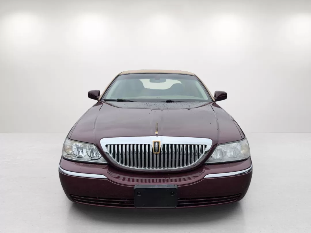 2006 Lincoln Town Car Designer Series (1LNHM83WX6Y) with an Other engine, located at 3959 U.S. 80 W, Phenix City, AL, 36870, (334) 297-4885, 32.469296, -85.135185 - 2006 Lincoln Town Car Designer Series - Photo#1