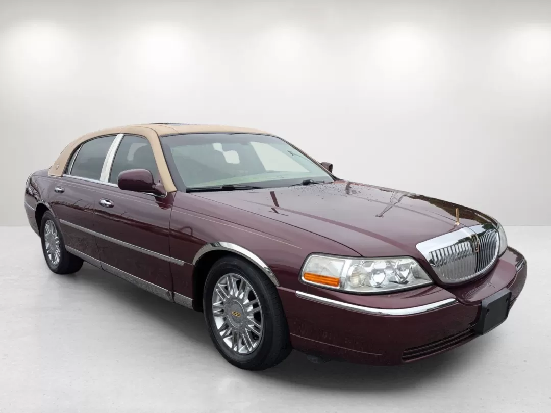 2006 Lincoln Town Car Designer Series (1LNHM83WX6Y) with an Other engine, located at 3959 U.S. 80 W, Phenix City, AL, 36870, (334) 297-4885, 32.469296, -85.135185 - 2006 Lincoln Town Car Designer Series - Photo#2