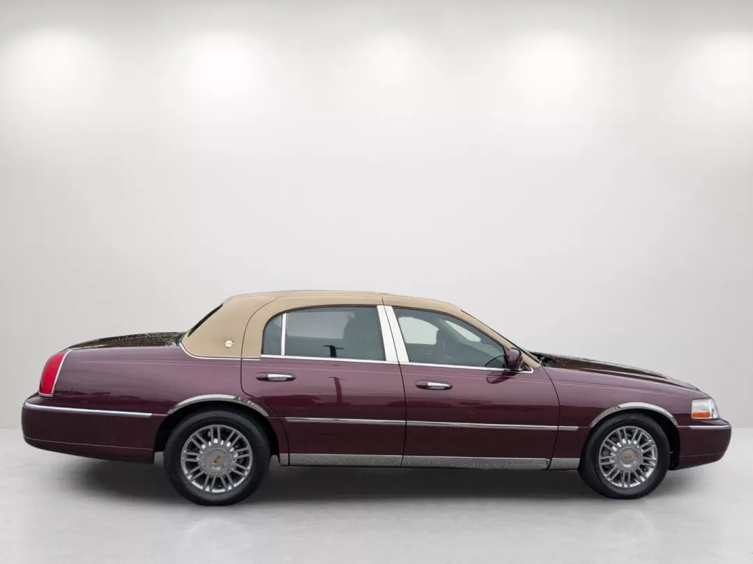 2006 Lincoln Town Car Designer Series (1LNHM83WX6Y) with an Other engine, located at 3959 U.S. 80 W, Phenix City, AL, 36870, (334) 297-4885, 32.469296, -85.135185 - 2006 Lincoln Town Car Designer Series - Photo#3