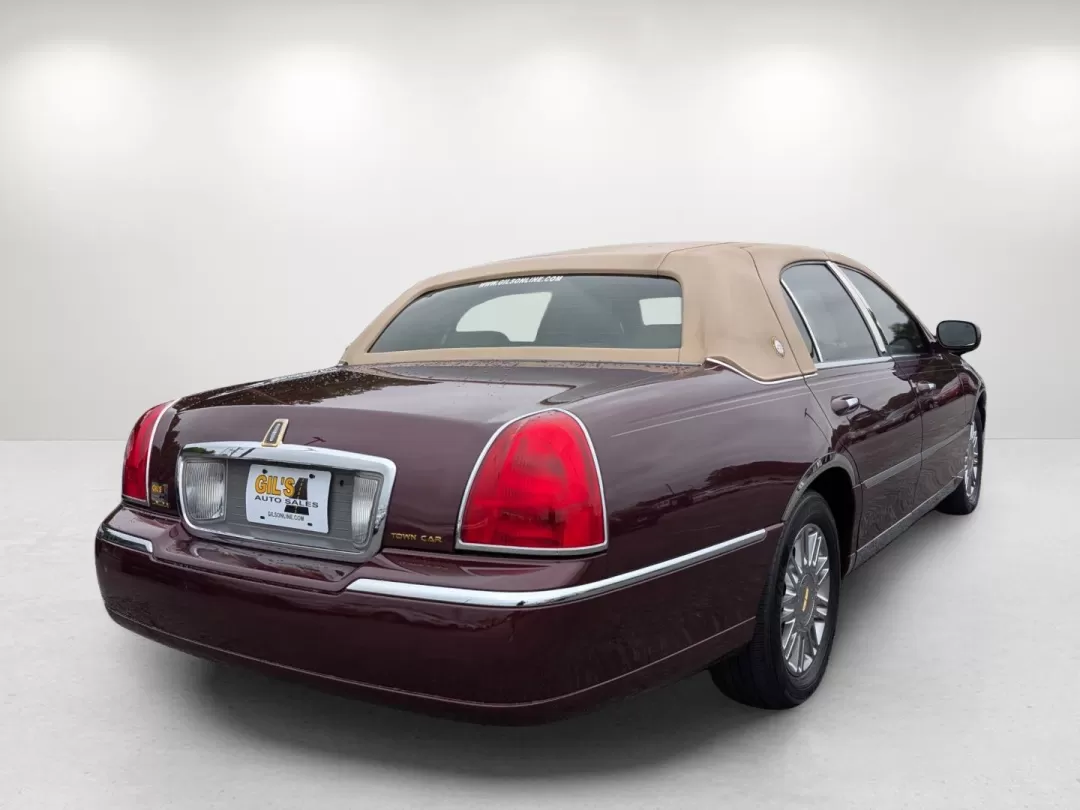2006 Lincoln Town Car Designer Series (1LNHM83WX6Y) with an Other engine, located at 3959 U.S. 80 W, Phenix City, AL, 36870, (334) 297-4885, 32.469296, -85.135185 - 2006 Lincoln Town Car Designer Series - Photo#4