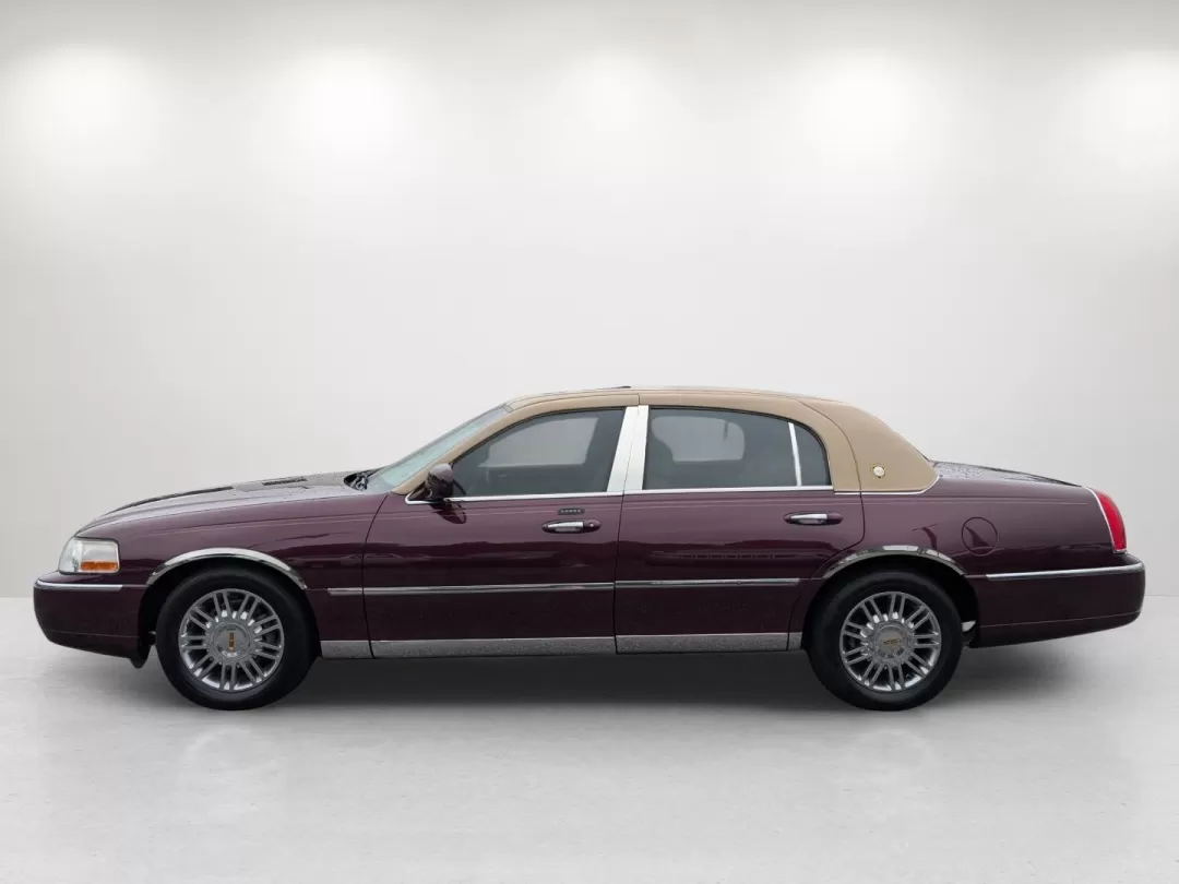 2006 Lincoln Town Car Designer Series (1LNHM83WX6Y) with an Other engine, located at 3959 U.S. 80 W, Phenix City, AL, 36870, (334) 297-4885, 32.469296, -85.135185 - 2006 Lincoln Town Car Designer Series - Photo#7