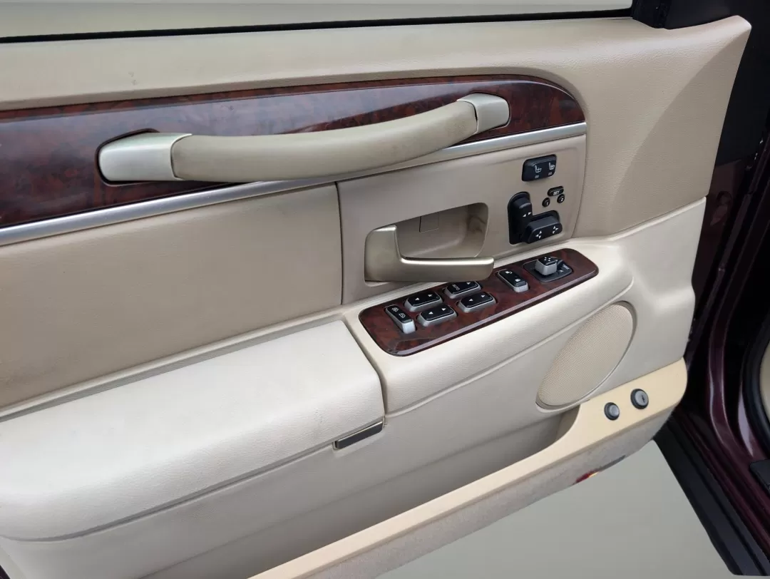 2006 Lincoln Town Car Designer Series (1LNHM83WX6Y) with an Other engine, located at 3959 U.S. 80 W, Phenix City, AL, 36870, (334) 297-4885, 32.469296, -85.135185 - 2006 Lincoln Town Car Designer Series - Photo#8