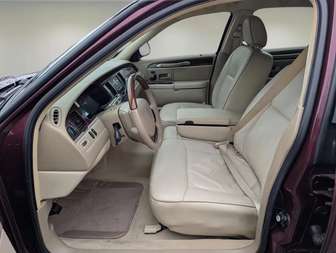 2006 Lincoln Town Car Designer Series (1LNHM83WX6Y) with an Other engine, located at 3959 U.S. 80 W, Phenix City, AL, 36870, (334) 297-4885, 32.469296, -85.135185 - 2006 Lincoln Town Car Designer Series - Photo#9
