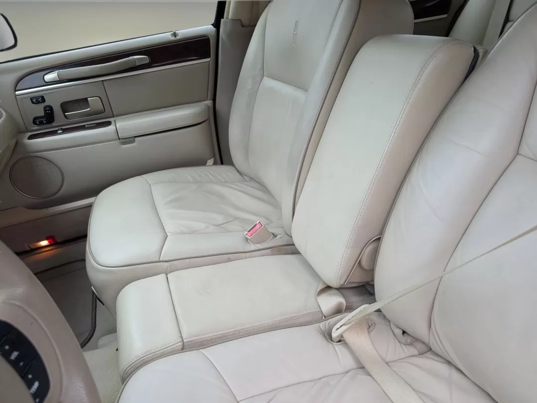 2006 Lincoln Town Car Designer Series (1LNHM83WX6Y) with an Other engine, located at 3959 U.S. 80 W, Phenix City, AL, 36870, (334) 297-4885, 32.469296, -85.135185 - 2006 Lincoln Town Car Designer Series - Photo#10