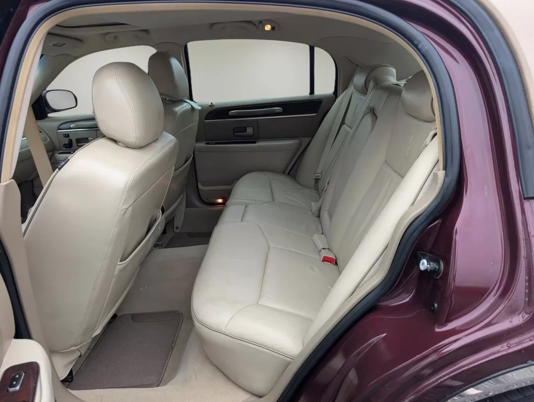 2006 Lincoln Town Car Designer Series (1LNHM83WX6Y) with an Other engine, located at 3959 U.S. 80 W, Phenix City, AL, 36870, (334) 297-4885, 32.469296, -85.135185 - 2006 Lincoln Town Car Designer Series - Photo#11
