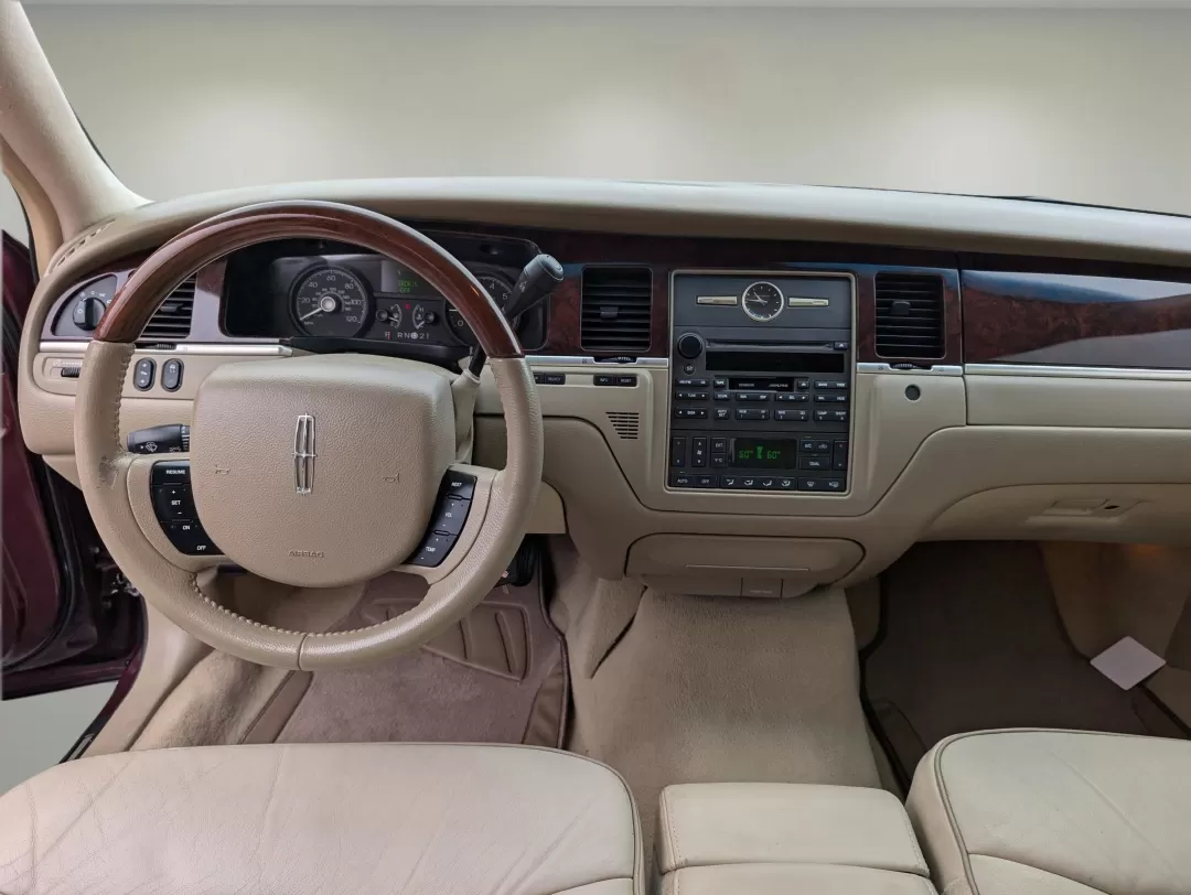 2006 Lincoln Town Car Designer Series (1LNHM83WX6Y) with an Other engine, located at 3959 U.S. 80 W, Phenix City, AL, 36870, (334) 297-4885, 32.469296, -85.135185 - 2006 Lincoln Town Car Designer Series - Photo#12