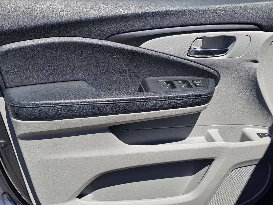 2017 Honda Pilot EX-L (5FNYF5H88HB) with an Other engine, located at 3959 U.S. 80 W, Phenix City, AL, 36870, (334) 297-4885, 32.469296, -85.135185 - 2017 Honda Pilot EX-L - Photo#8