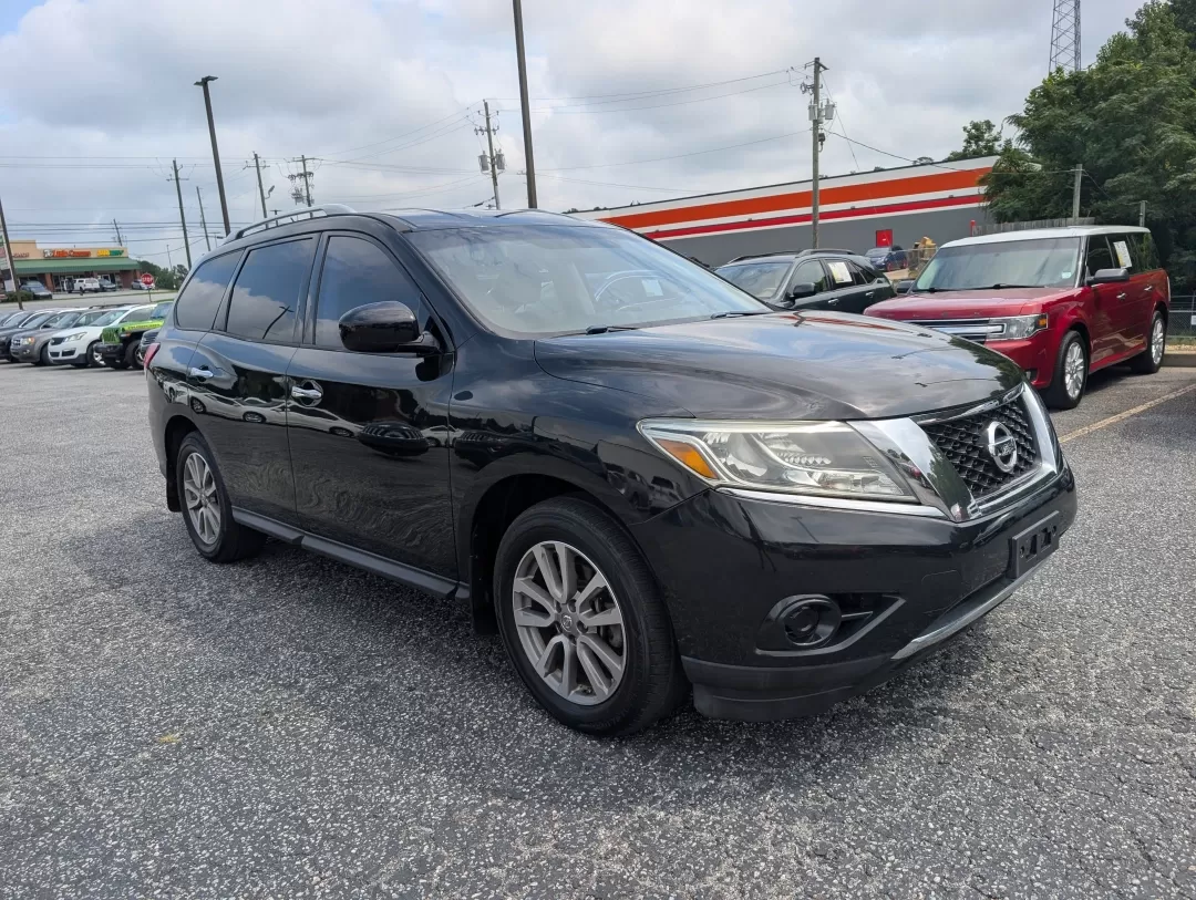 2015 /Charcoal Nissan Pathfinder S (5N1AR2MN4FC) with an Other engine, located at 3959 U.S. 80 W, Phenix City, AL, 36870, (334) 297-4885, 32.469296, -85.135185 - **Discover Your Next Adventure with the 2015 Nissan Pathfinder at Gils Auto Phenix City** <br /> If you're searching for a reliable SUV that can comfortably accommodate the entire family while also being perfect for weekend getaways, look no further than the 2015 Nissan Pathfinder! This versatile - Photo#2