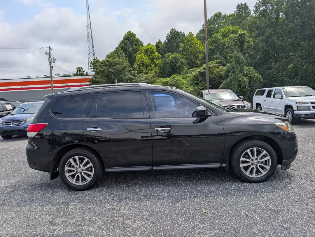2015 /Charcoal Nissan Pathfinder S (5N1AR2MN4FC) with an Other engine, located at 3959 U.S. 80 W, Phenix City, AL, 36870, (334) 297-4885, 32.469296, -85.135185 - **Discover Your Next Adventure with the 2015 Nissan Pathfinder at Gils Auto Phenix City** <br /> If you're searching for a reliable SUV that can comfortably accommodate the entire family while also being perfect for weekend getaways, look no further than the 2015 Nissan Pathfinder! This versatile - Photo#3