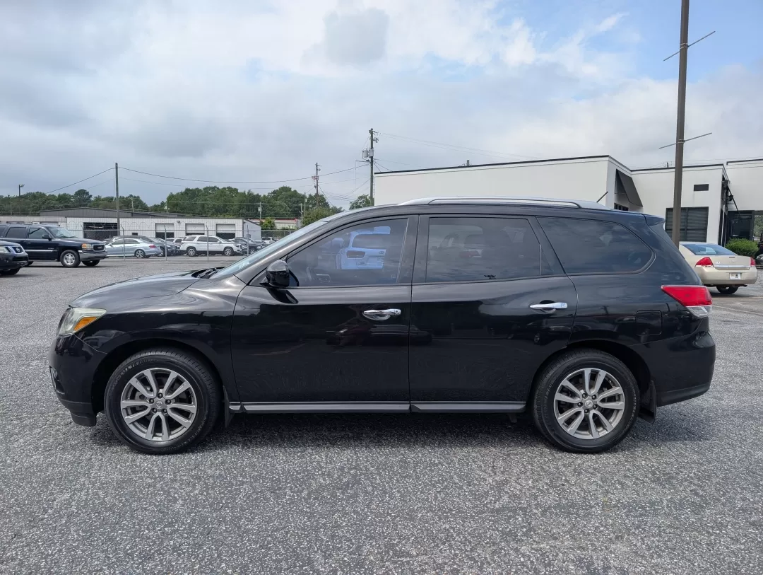 2015 /Charcoal Nissan Pathfinder S (5N1AR2MN4FC) with an Other engine, located at 3959 U.S. 80 W, Phenix City, AL, 36870, (334) 297-4885, 32.469296, -85.135185 - **Discover Your Next Adventure with the 2015 Nissan Pathfinder at Gils Auto Phenix City** <br /> If you're searching for a reliable SUV that can comfortably accommodate the entire family while also being perfect for weekend getaways, look no further than the 2015 Nissan Pathfinder! This versatile - Photo#7