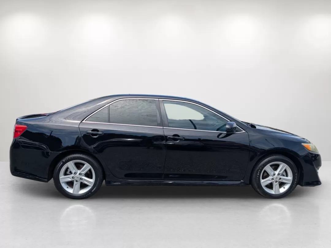 2013 Toyota Camry SE photo 3