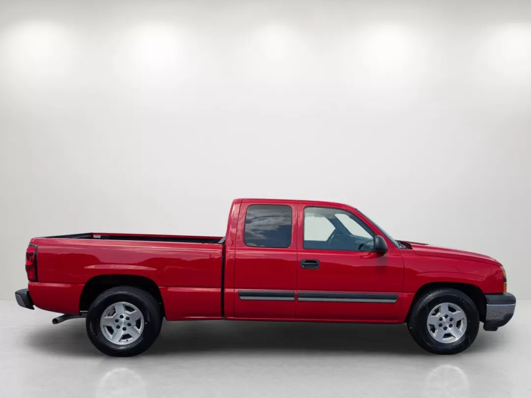 2006 /Dark Charcoal Chevrolet Silverado 1500 LS (1GCEC19Z06Z) with an Other engine, located at 3959 U.S. 80 W, Phenix City, AL, 36870, (334) 297-4885, 32.469296, -85.135185 - **Unleash Your Adventurous Spirit with the 2006 Chevrolet Silverado 1500!** <br /> <br /> Life is an adventure waiting to unfold, and the 2006 Chevrolet Silverado 1500 makes every journey a memorable one. Whether you're a growing family looking for reliable transportation, a weekend warrior ready fo - Photo#4