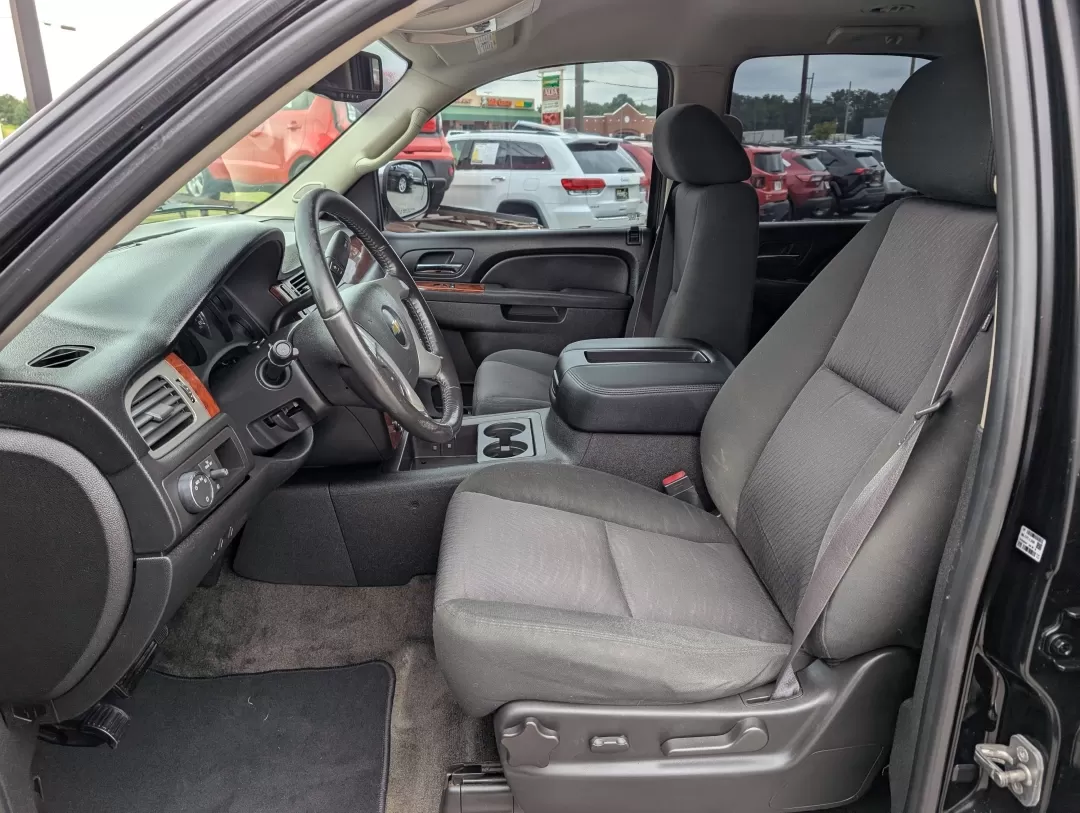 2011 /Ebony Chevrolet Tahoe LS (1GNSCAE06BR) with an Other engine, located at 3959 U.S. 80 W, Phenix City, AL, 36870, (334) 297-4885, 32.469296, -85.135185 - Imagine effortlessly navigating through Phenix City, AL, in a robust 2011 Chevrolet Tahoe, perfect for family road trips or weekend adventures. With its spacious interior and impressive towing capacity, this SUV is designed for those who value both comfort and capability. Whether you're hauling spor - Photo#9