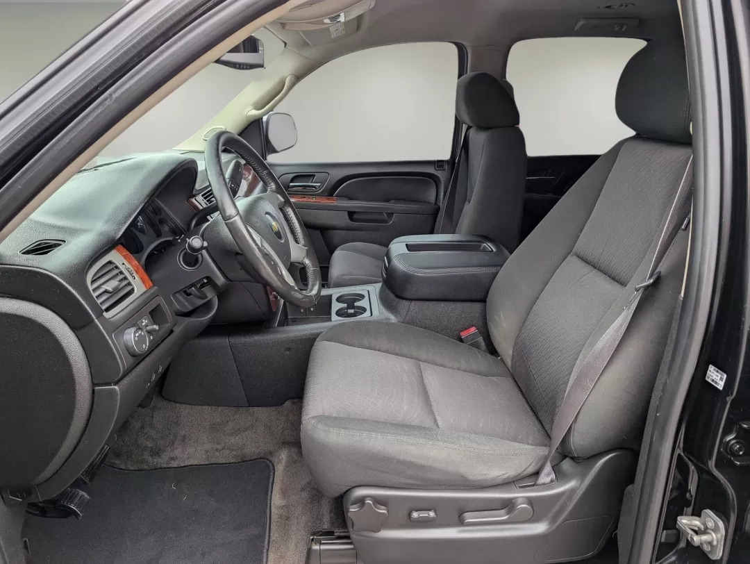 2011 /Ebony Chevrolet Tahoe LS (1GNSCAE06BR) with an Other engine, located at 3959 U.S. 80 W, Phenix City, AL, 36870, (334) 297-4885, 32.469296, -85.135185 - Imagine effortlessly navigating through Phenix City, AL, in a robust 2011 Chevrolet Tahoe, perfect for family road trips or weekend adventures. With its spacious interior and impressive towing capacity, this SUV is designed for those who value both comfort and capability. Whether you're hauling spor - Photo#10