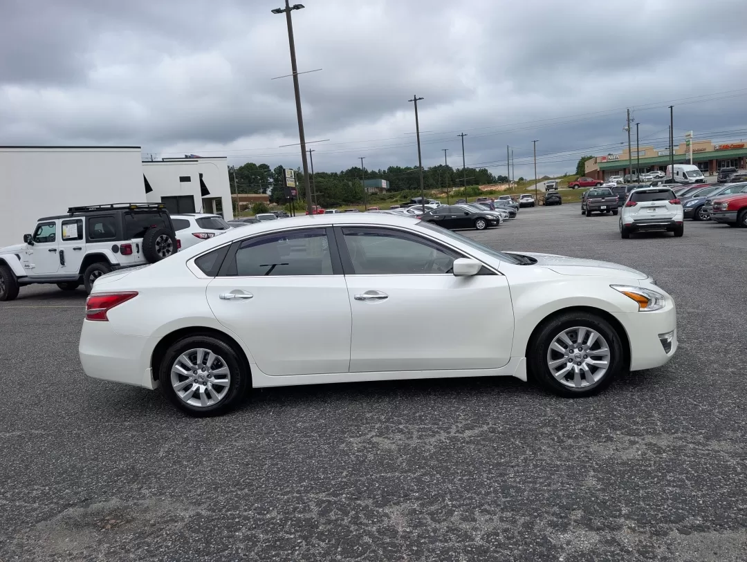 2013 /Beige Nissan Altima 2.5 S (1N4AL3AP2DC) with an Other engine, located at 3959 U.S. 80 W, Phenix City, AL, 36870, (334) 297-4885, 32.469296, -85.135185 - Experience the freedom of the open road with the 2013 Nissan Altima 2.5 S, the perfect sedan for your daily commute or weekend getaways. This stylish and efficient vehicle is ideal for budget-conscious buyers and growing families alike, providing comfort and reliability without breaking the bank. At - Photo#3