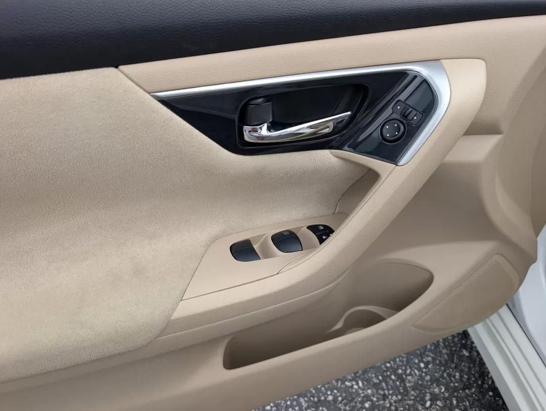 2013 /Beige Nissan Altima 2.5 S (1N4AL3AP2DC) with an Other engine, located at 3959 U.S. 80 W, Phenix City, AL, 36870, (334) 297-4885, 32.469296, -85.135185 - Experience the freedom of the open road with the 2013 Nissan Altima 2.5 S, the perfect sedan for your daily commute or weekend getaways. This stylish and efficient vehicle is ideal for budget-conscious buyers and growing families alike, providing comfort and reliability without breaking the bank. At - Photo#8