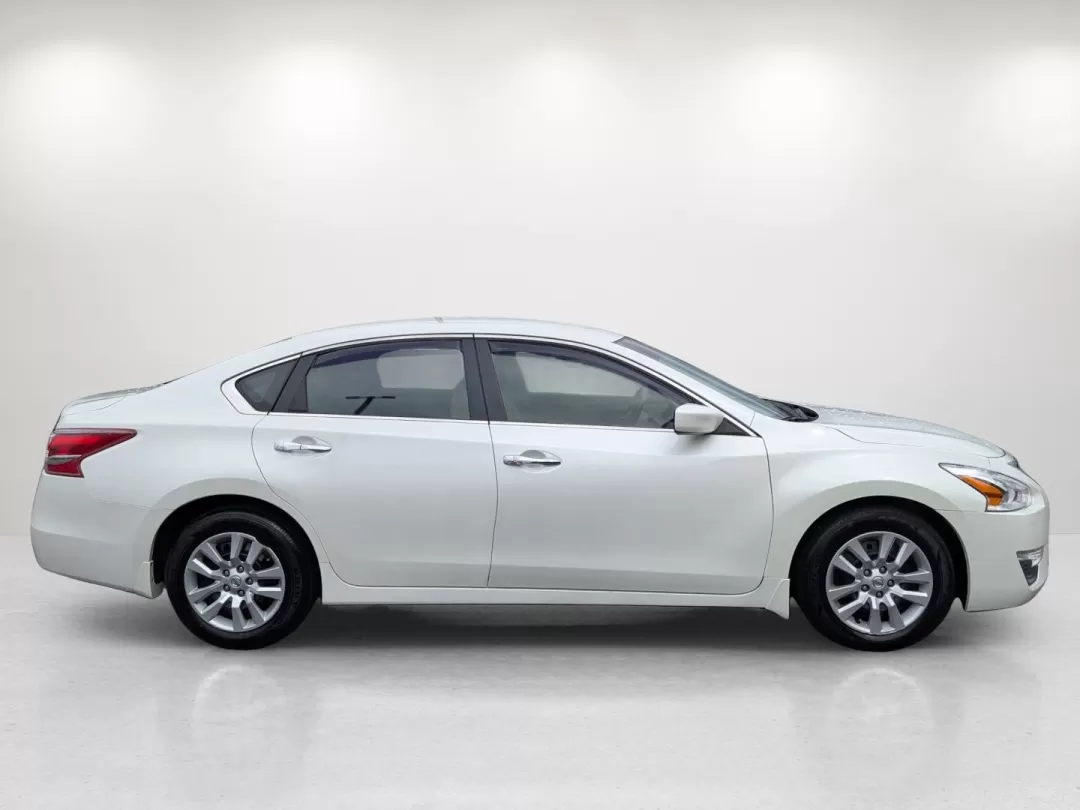 2013 /Beige Nissan Altima 2.5 S (1N4AL3AP2DC) with an Other engine, located at 3959 U.S. 80 W, Phenix City, AL, 36870, (334) 297-4885, 32.469296, -85.135185 - Experience the freedom of the open road with the 2013 Nissan Altima 2.5 S, the perfect sedan for your daily commute or weekend getaways. This stylish and efficient vehicle is ideal for budget-conscious buyers and growing families alike, providing comfort and reliability without breaking the bank. At - Photo#4