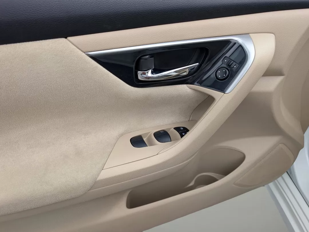 2013 /Beige Nissan Altima 2.5 S (1N4AL3AP2DC) with an Other engine, located at 3959 U.S. 80 W, Phenix City, AL, 36870, (334) 297-4885, 32.469296, -85.135185 - Experience the freedom of the open road with the 2013 Nissan Altima 2.5 S, the perfect sedan for your daily commute or weekend getaways. This stylish and efficient vehicle is ideal for budget-conscious buyers and growing families alike, providing comfort and reliability without breaking the bank. At - Photo#9