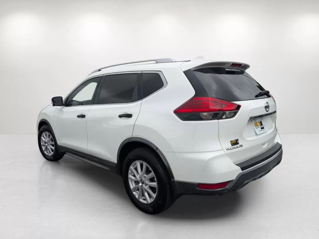 2017 /Charcoal Nissan Rogue SV (KNMAT2MT0HP) with an Other engine, located at 3959 U.S. 80 W, Phenix City, AL, 36870, (334) 297-4885, 32.469296, -85.135185 - Discover your next adventure with the 2017 Nissan Rogue SV, now available at Gils Auto in Phenix City, AL! Whether you're commuting to work, taking the kids to school, or embarking on weekend getaways, this SUV seamlessly combines style, comfort, and practicality. This vehicle is perfect for growing - Photo#6