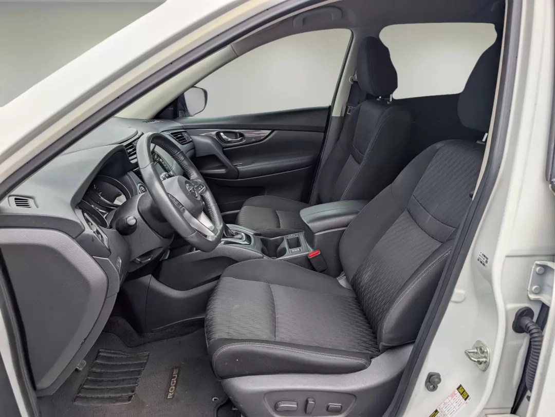 2017 /Charcoal Nissan Rogue SV (KNMAT2MT0HP) with an Other engine, located at 3959 U.S. 80 W, Phenix City, AL, 36870, (334) 297-4885, 32.469296, -85.135185 - Discover your next adventure with the 2017 Nissan Rogue SV, now available at Gils Auto in Phenix City, AL! Whether you're commuting to work, taking the kids to school, or embarking on weekend getaways, this SUV seamlessly combines style, comfort, and practicality. This vehicle is perfect for growing - Photo#9